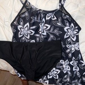 Tankini Bathing suit NWOT. Still has the panty liner protector. Very stretchy .